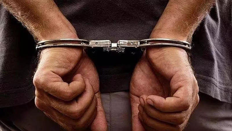 Mumbai: रिश्ते में विवाद के चलते अपने पिता की हत्या के आरोप में महिला और उसका प्रेमी गिरफ्तार Mumbai: रिश्ते में विवाद के चलते अपने पिता की हत्या के आरोप में महिला और उसका प्रेमी गिरफ्तार