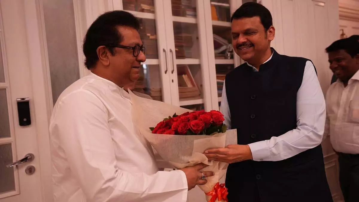 शिवसेना के पुनर्मिलन की चर्चा के बीच महाराष्ट्र के CM ने मनसे प्रमुख राज ठाकरे से मुलाकात की शिवसेना के पुनर्मिलन की चर्चा के बीच महाराष्ट्र के CM ने मनसे प्रमुख राज ठाकरे से मुलाकात की