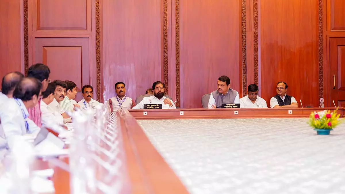 Maharashtra CM ने पहाड़ी ढलानों पर स्थित झुग्गियों के लिए नीति बनाने का निर्देश दिया Maharashtra CM ने पहाड़ी ढलानों पर स्थित झुग्गियों के लिए नीति बनाने का निर्देश दिया