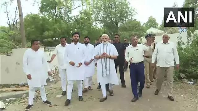 Modi अहमदाबाद में पीड़ितों को सांत्वना दी Modi अहमदाबाद में पीड़ितों को सांत्वना दी