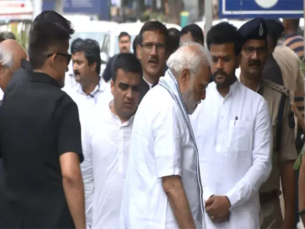 AI-171 विमान दुर्घटना: PM Modi ने अहमदाबाद सिविल अस्पताल में भर्ती घायलों से मुलाकात की AI-171 विमान दुर्घटना: PM Modi ने अहमदाबाद सिविल अस्पताल में भर्ती घायलों से मुलाकात की