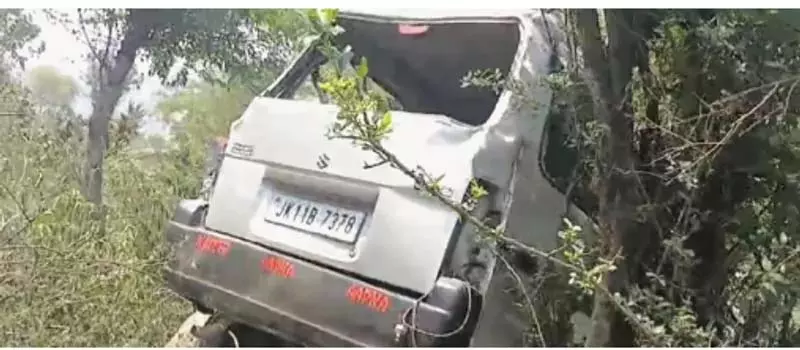 राजौरी के नौशेरा में वाहन खाई में गिरने से 2 लोग घायल राजौरी के नौशेरा में वाहन खाई में गिरने से 2 लोग घायल
