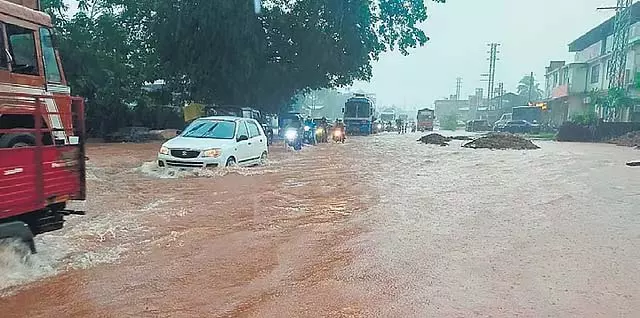 हुबली में भारी बारिश: दो लोग पानी में बह गए हुबली में भारी बारिश: दो लोग पानी में बह गए
