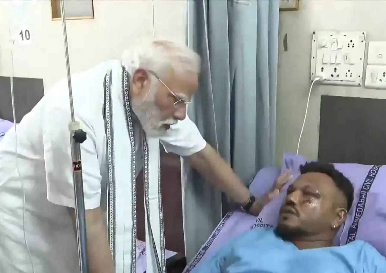 एअर इंडिया विमान हादसा: 241 की मौत एक जिंदा बचा, पीएम मोदी उसी से मिले एअर इंडिया विमान हादसा: 241 की मौत एक जिंदा बचा, पीएम मोदी उसी से मिले