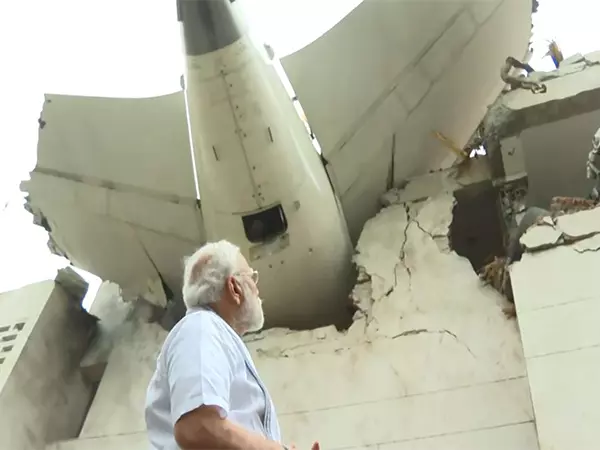 PM Modi ने दुर्घटना स्थल का दौरा किया, अहमदाबाद में जमीनी स्थिति का जायजा लिया PM Modi ने दुर्घटना स्थल का दौरा किया, अहमदाबाद में जमीनी स्थिति का जायजा लिया