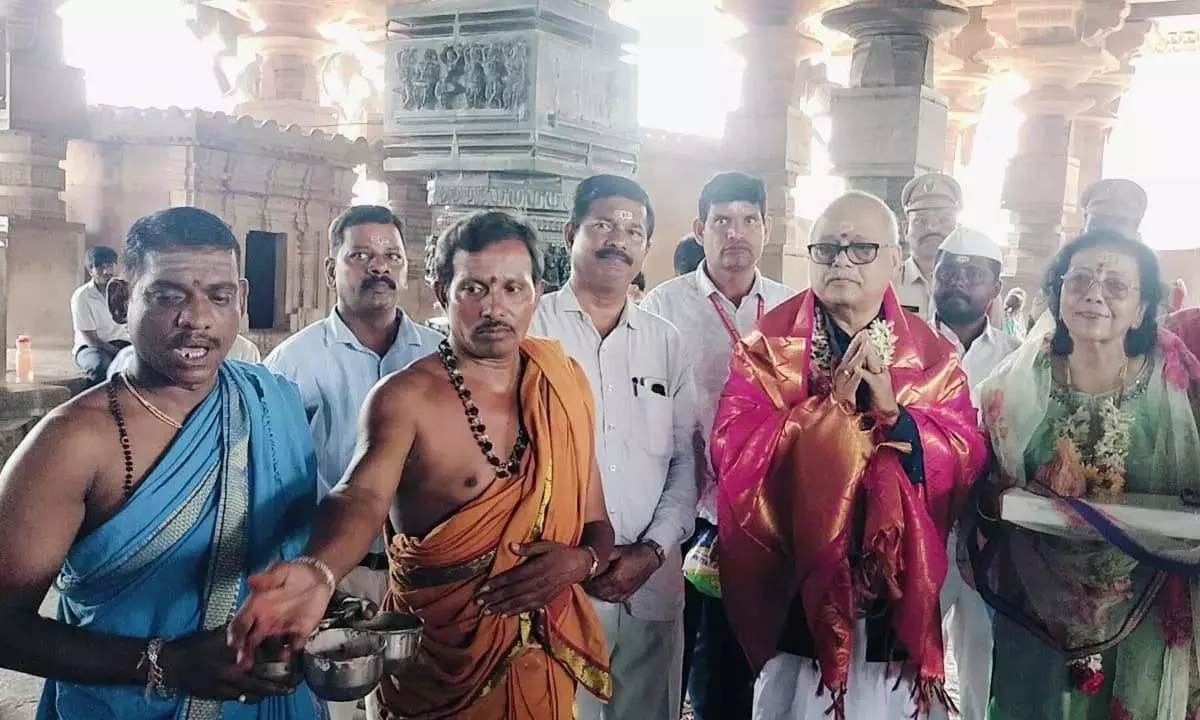 कालेश्वरम पैनल के अध्यक्ष PC घोष ने रामप्पा मंदिर का दौरा किया कालेश्वरम पैनल के अध्यक्ष PC घोष ने रामप्पा मंदिर का दौरा किया
