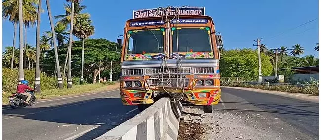 नाथम के निकट लॉरी सड़क अवरोध से टकराई: चालक सुरक्षित बच गया नाथम के निकट लॉरी सड़क अवरोध से टकराई: चालक सुरक्षित बच गया
