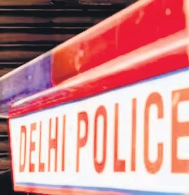 Delhi ई-रिक्शा चालक और सहयोगी गिरफ्तार, यात्री से 5 लाख रुपये चोरी Delhi ई-रिक्शा चालक और सहयोगी गिरफ्तार, यात्री से 5 लाख रुपये चोरी