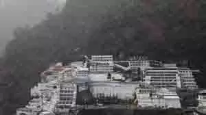 Jammu-Kashmir : भीषण गर्मी के बावजूद वैष्णो देवी मंदिर में उमड़े श्रद्धालु Jammu-Kashmir : भीषण गर्मी के बावजूद वैष्णो देवी मंदिर में उमड़े श्रद्धालु