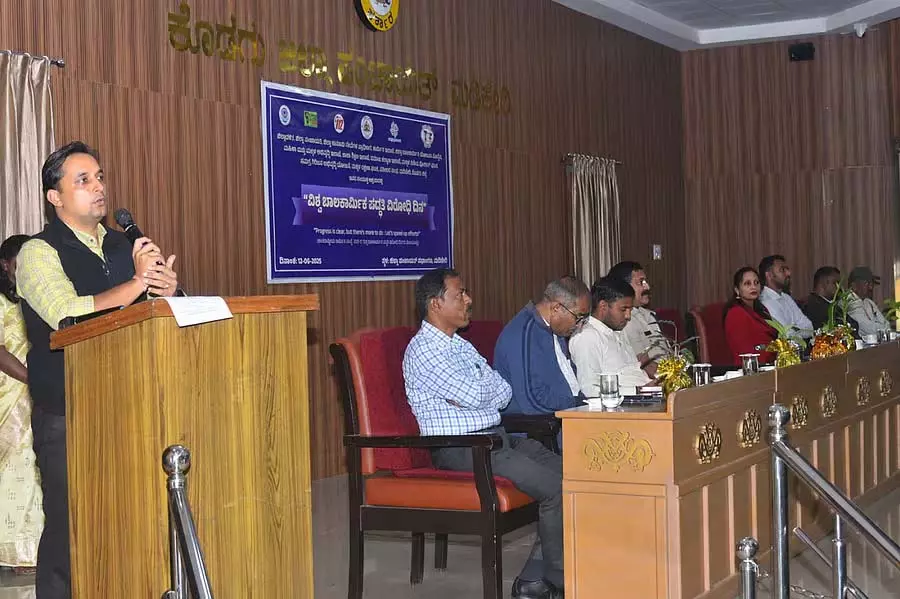 बाल मजदूर दिखें तो 1098 पर करें सूचना: डिप्टी कमिश्नर वेंकट राजा की अपील बाल मजदूर दिखें तो 1098 पर करें सूचना: डिप्टी कमिश्नर वेंकट राजा की अपील