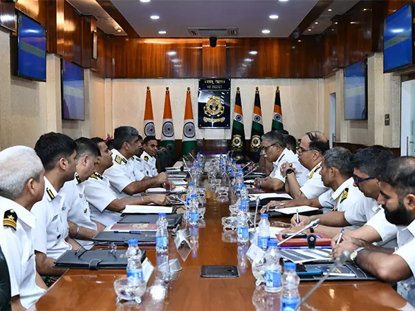 भारतीय तटरक्षक बल और Navy ने तालमेल बैठक में विमानन सहयोग को मजबूत किया भारतीय तटरक्षक बल और Navy ने तालमेल बैठक में विमानन सहयोग को मजबूत किया