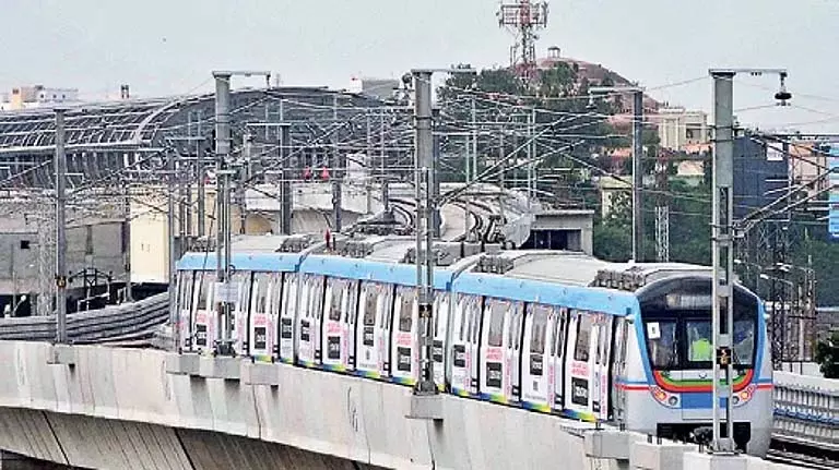 Telangana HC ने पुराने शहर में मेट्रो कार्यों के लिए विरासत संरचनाओं को गिराने पर रोक लगाई Telangana HC ने पुराने शहर में मेट्रो कार्यों के लिए विरासत संरचनाओं को गिराने पर रोक लगाई