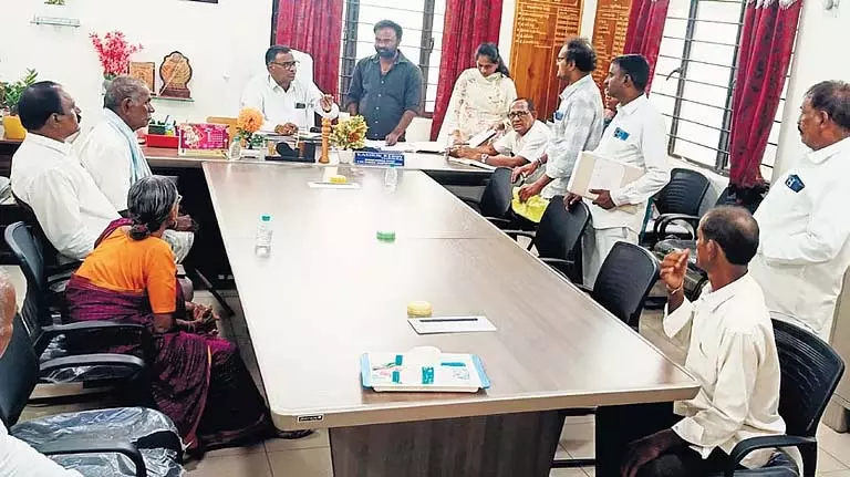 Nalgonda में परित्यक्त, बुजुर्ग माता-पिता को सम्मान वापस मिला Nalgonda में परित्यक्त, बुजुर्ग माता-पिता को सम्मान वापस मिला