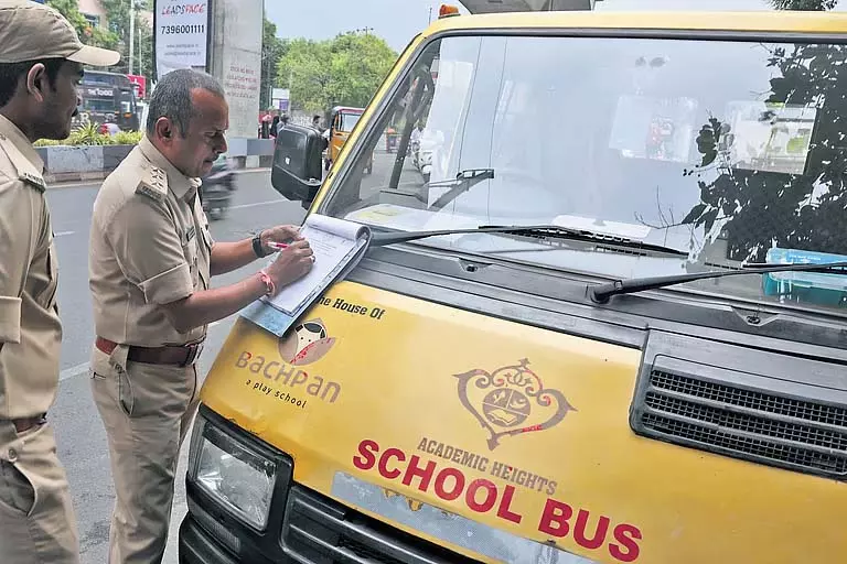 Telangana में नियमों का उल्लंघन करने पर 60 स्कूल बसें जब्त Telangana में नियमों का उल्लंघन करने पर 60 स्कूल बसें जब्त