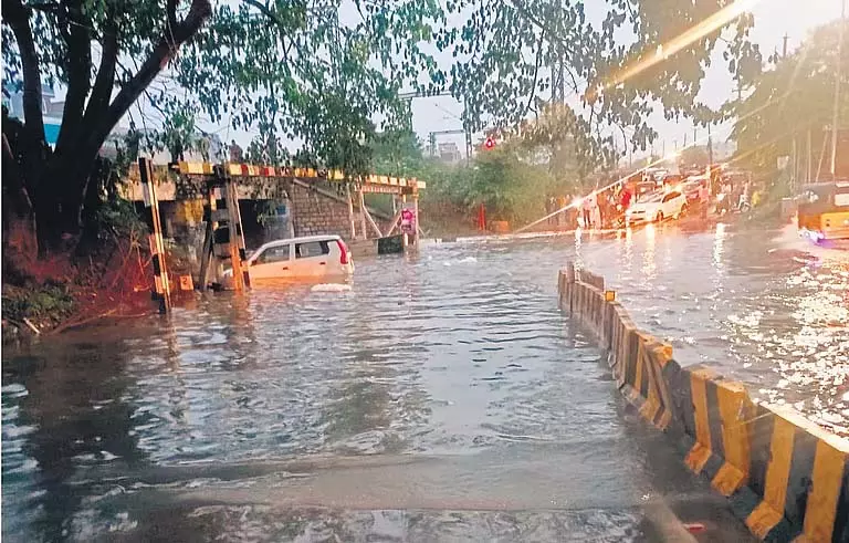 हैदराबाद में भारी बारिश, UOH में रिकॉर्ड बारिश दर्ज हैदराबाद में भारी बारिश, UOH में रिकॉर्ड बारिश दर्ज