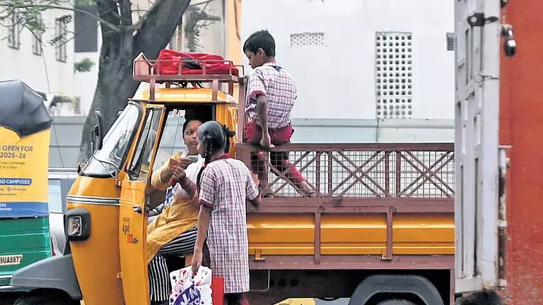 Telangana में स्कूल खुले, शिक्षकों की कमी बरकरार Telangana में स्कूल खुले, शिक्षकों की कमी बरकरार