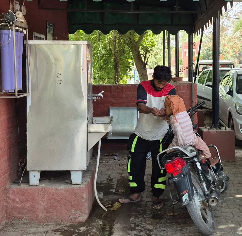 Sirsa में 47.4 डिग्री तापमान, बिजली कटौती से जनता परेशान Sirsa में 47.4 डिग्री तापमान, बिजली कटौती से जनता परेशान