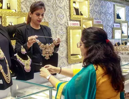 ईरान-इजराइल तनाव से बाजार में उथल-पुथल, MCX पर सोना 100403 रुपये पर पहुंचा ईरान-इजराइल तनाव से बाजार में उथल-पुथल, MCX पर सोना 100403 रुपये पर पहुंचा