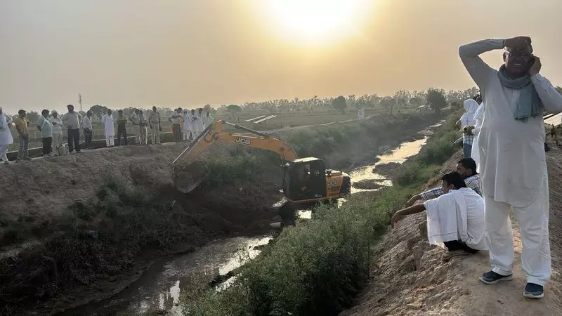 Sirsa में नहर से 500 से अधिक अवैध पाइपलाइनें हटाई गईं Sirsa में नहर से 500 से अधिक अवैध पाइपलाइनें हटाई गईं