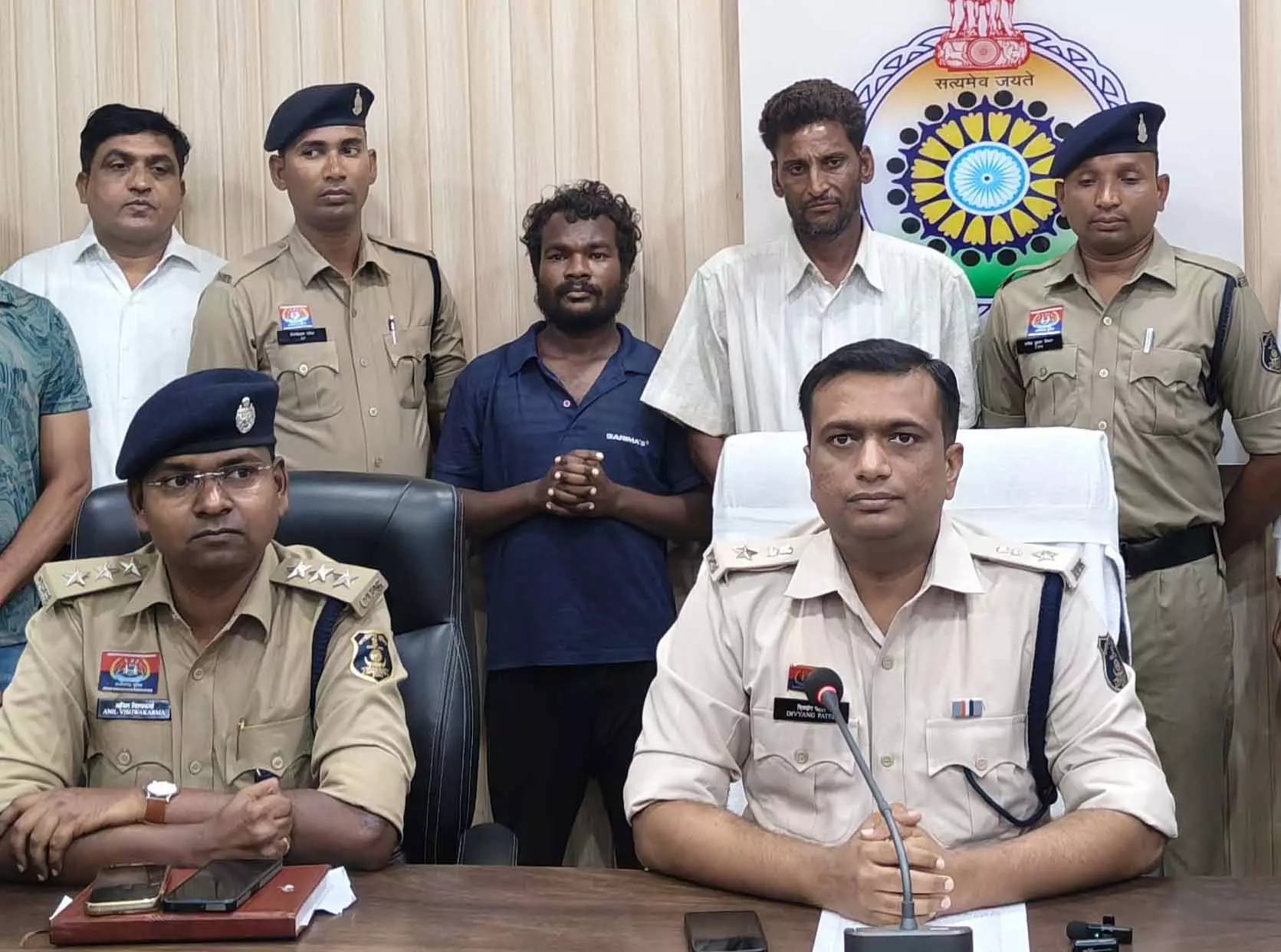 अंबेडकर प्रतिमा पर मिट्टी लगाने वाले दो आरोपी गिरफ्तार, खुलासा अंबेडकर प्रतिमा पर मिट्टी लगाने वाले दो आरोपी गिरफ्तार, खुलासा