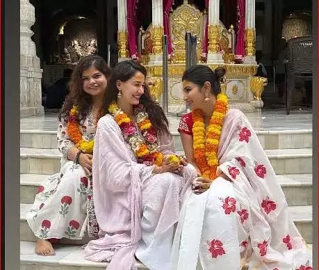 जन्मदिन के मौके पर मंदिर पहुंचीं दिशा, मौनी रॉय भी रहीं साथ जन्मदिन के मौके पर मंदिर पहुंचीं दिशा, मौनी रॉय भी रहीं साथ