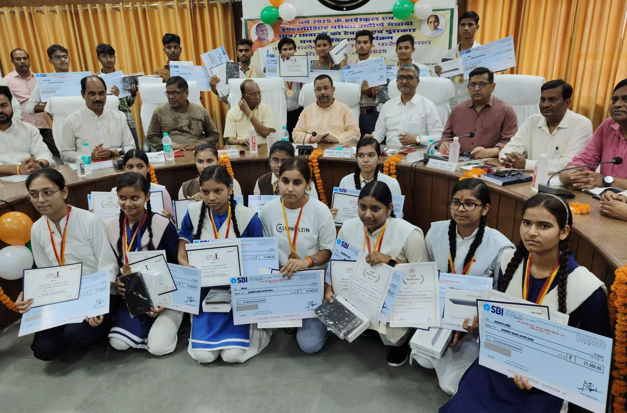 Farrukhabad: यूपी बोर्ड के उत्तीर्ण मेधावी विद्यार्थियों को सम्मानित किया गया Farrukhabad: यूपी बोर्ड के उत्तीर्ण मेधावी विद्यार्थियों को सम्मानित किया गया