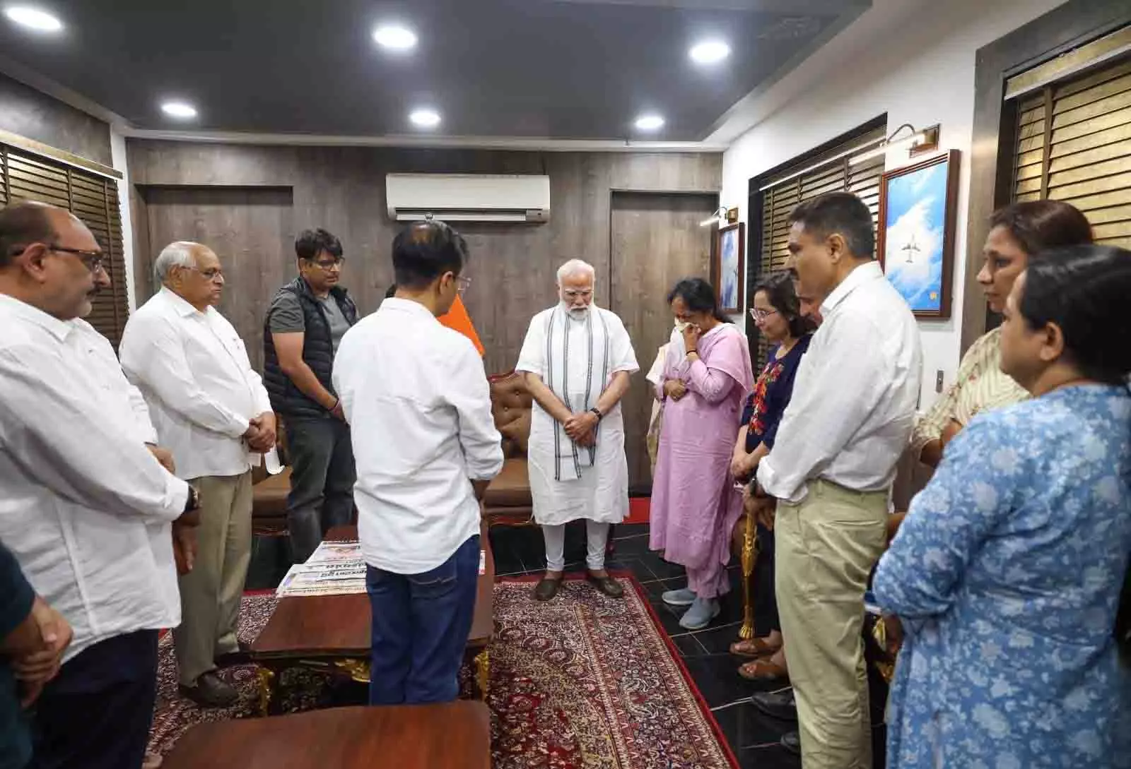 प्लेन क्रैश में पूर्व CM की मौत, प्रधानमंत्री मोदी ने विजय रूपाणी के परिवार से मुलाकात की प्लेन क्रैश में पूर्व CM की मौत, प्रधानमंत्री मोदी ने विजय रूपाणी के परिवार से मुलाकात की