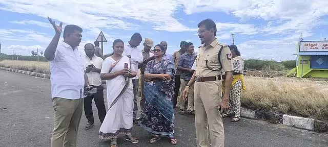 जिला न्यायाधीश की कार टिपर लॉरी से टकराने से 4 लोगों की मौत जिला न्यायाधीश की कार टिपर लॉरी से टकराने से 4 लोगों की मौत