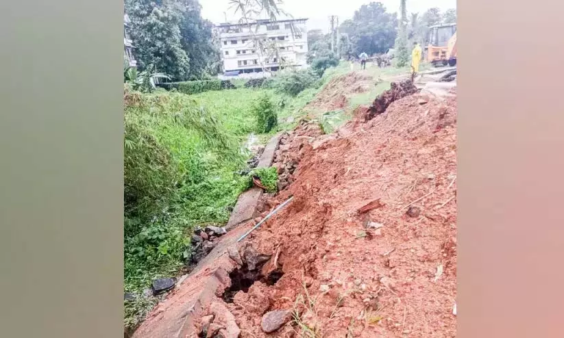 Kerala : रिटेनिंग दीवार ढहने से दो सप्ताह से पेयजल आपूर्ति बाधित Kerala : रिटेनिंग दीवार ढहने से दो सप्ताह से पेयजल आपूर्ति बाधित