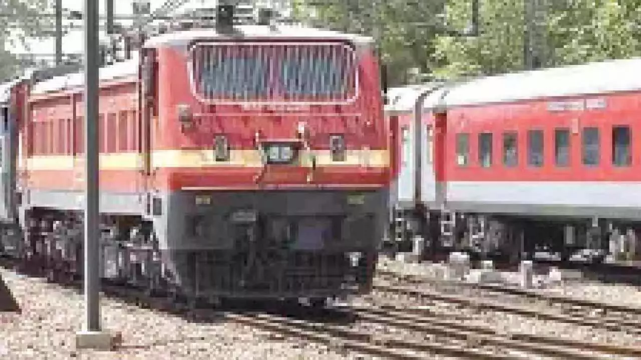 BSF को गंदी ट्रेन मुहैया कराने के लिए रेलवे पर आरोप: 4 अधिकारी बर्खास्त BSF को गंदी ट्रेन मुहैया कराने के लिए रेलवे पर आरोप: 4 अधिकारी बर्खास्त