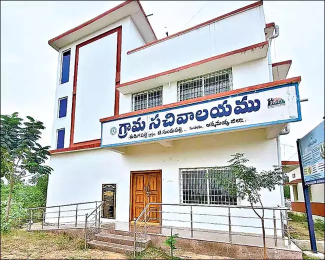 Andhra : सचिवालय कर्मचारियों को अपने मंडलों में पोस्टिंग नहीं Andhra : सचिवालय कर्मचारियों को अपने मंडलों में पोस्टिंग नहीं
