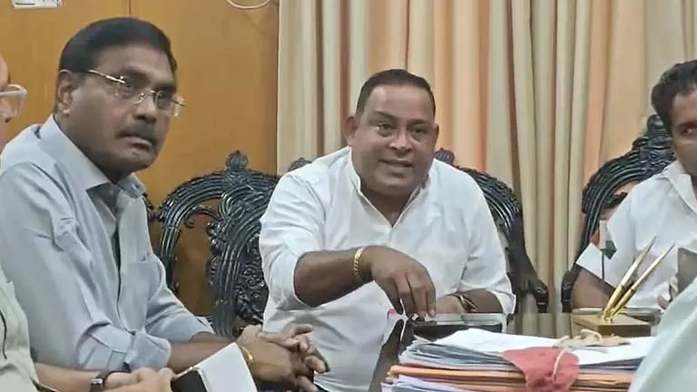 नाव मालिकों ने मडगांव मछली बाजार के बाहर MMC सोपो कलेक्टर पर जबरन वसूली का आरोप लगाया नाव मालिकों ने मडगांव मछली बाजार के बाहर MMC सोपो कलेक्टर पर जबरन वसूली का आरोप लगाया