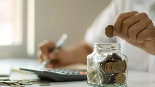 पर्सनल लोन की EMI मिस हो गई? ये 5 नतीजे आपको भारी पड़ सकते हैं पर्सनल लोन की EMI मिस हो गई? ये 5 नतीजे आपको भारी पड़ सकते हैं