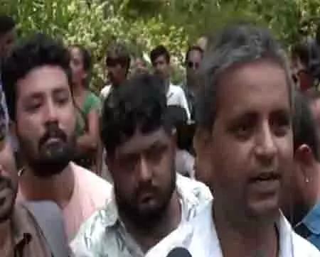 BJ मेडिकल कॉलेज के रसोइए ने कहा, मेरी मां और दो साल की बेटी अभी भी लापता हैं BJ मेडिकल कॉलेज के रसोइए ने कहा, मेरी मां और दो साल की बेटी अभी भी लापता हैं