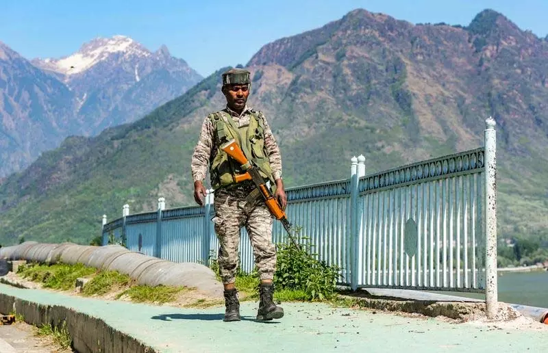 Jammu: शीर्ष सैन्य कमांडर ने डोडा-राजौरी में सुरक्षा स्थिति की समीक्षा की Jammu: शीर्ष सैन्य कमांडर ने डोडा-राजौरी में सुरक्षा स्थिति की समीक्षा की