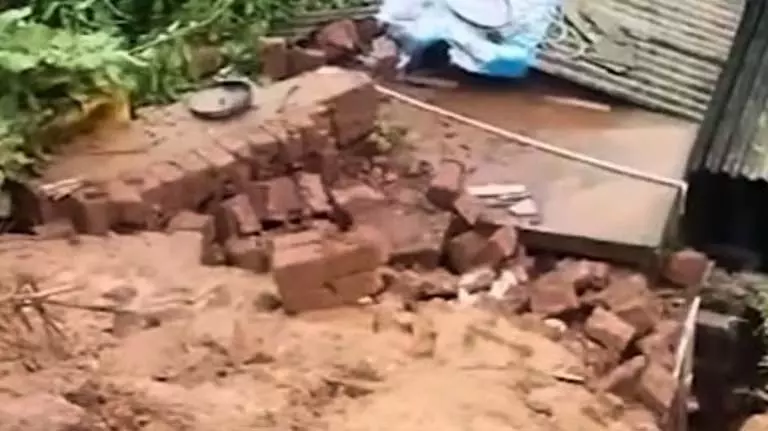 GOA: टंकीवाड़ा-उसगाओ में भूस्खलन, परिवार सुरक्षित, लेकिन क्षेत्र अभी भी खतरे में GOA: टंकीवाड़ा-उसगाओ में भूस्खलन, परिवार सुरक्षित, लेकिन क्षेत्र अभी भी खतरे में