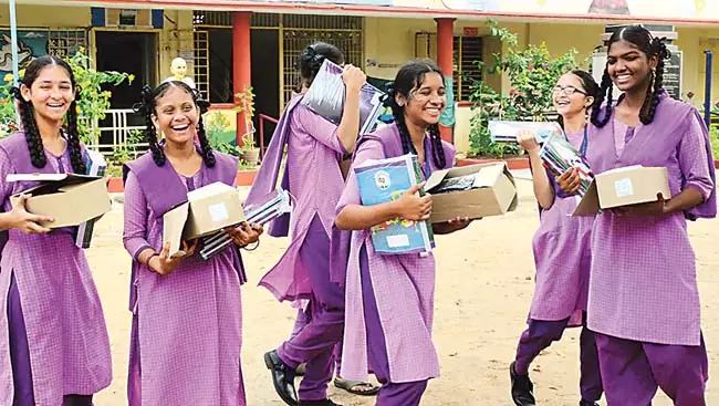 Andhra : स्कूल खुलने के दिन नई किताबें पाकर बच्चे खुशी से फूले नहीं समा रहे Andhra : स्कूल खुलने के दिन नई किताबें पाकर बच्चे खुशी से फूले नहीं समा रहे