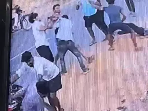 रायगढ़ में जमकर हुई दो पक्षों में मारपीट, एक गिरफ्तार रायगढ़ में जमकर हुई दो पक्षों में मारपीट, एक गिरफ्तार
