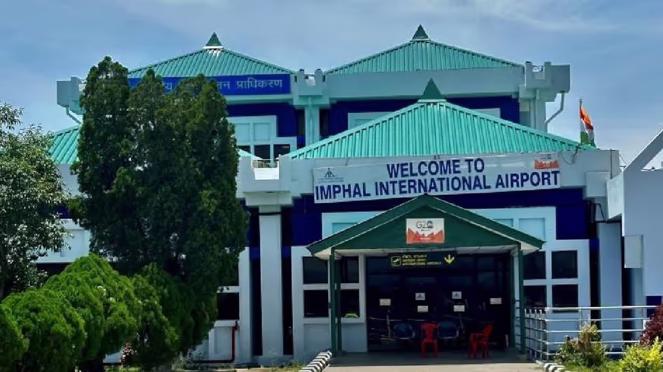Manipur ने इम्फाल हवाई अड्डे के 10 किलोमीटर के दायरे में लेजर लाइट पर प्रतिबंध लगाया Manipur ने इम्फाल हवाई अड्डे के 10 किलोमीटर के दायरे में लेजर लाइट पर प्रतिबंध लगाया