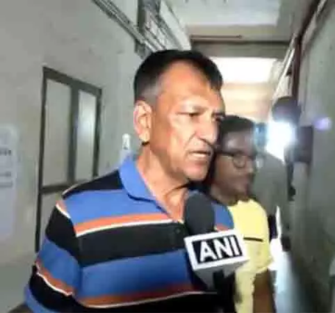 अहमदाबाद विमान दुर्घटना: पीड़ितों की पहचान के लिए रिश्तेदार बेसब्री से DNA सत्यापन का इंतजार कर रहे अहमदाबाद विमान दुर्घटना: पीड़ितों की पहचान के लिए रिश्तेदार बेसब्री से DNA सत्यापन का इंतजार कर रहे