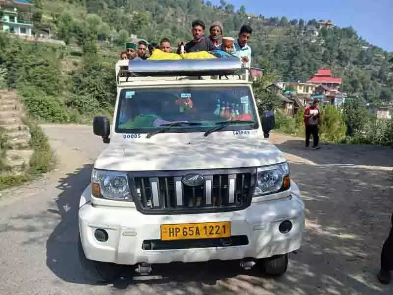 Mandi में तीर्थयात्रियों को ले जाने वाले मालवाहक वाहनों पर कार्रवाई Mandi में तीर्थयात्रियों को ले जाने वाले मालवाहक वाहनों पर कार्रवाई
