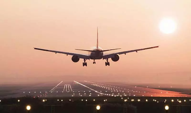 पुणे एयरपोर्ट पर खराब मौसम के कारण इंडिगो की फ्लाइट को मुंबई डायवर्ट किया गया पुणे एयरपोर्ट पर खराब मौसम के कारण इंडिगो की फ्लाइट को मुंबई डायवर्ट किया गया