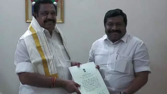 इनपादुरई और धनपाल को एडप्पादी पलानीस्वामी से शुभकामनाएं मिलीं इनपादुरई और धनपाल को एडप्पादी पलानीस्वामी से शुभकामनाएं मिलीं