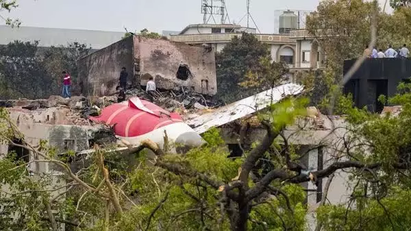 Air India Crash: एलआईसी, बजाज आलियांज ने दावा निपटान मानदंडों को आसान बनाया Air India Crash: एलआईसी, बजाज आलियांज ने दावा निपटान मानदंडों को आसान बनाया