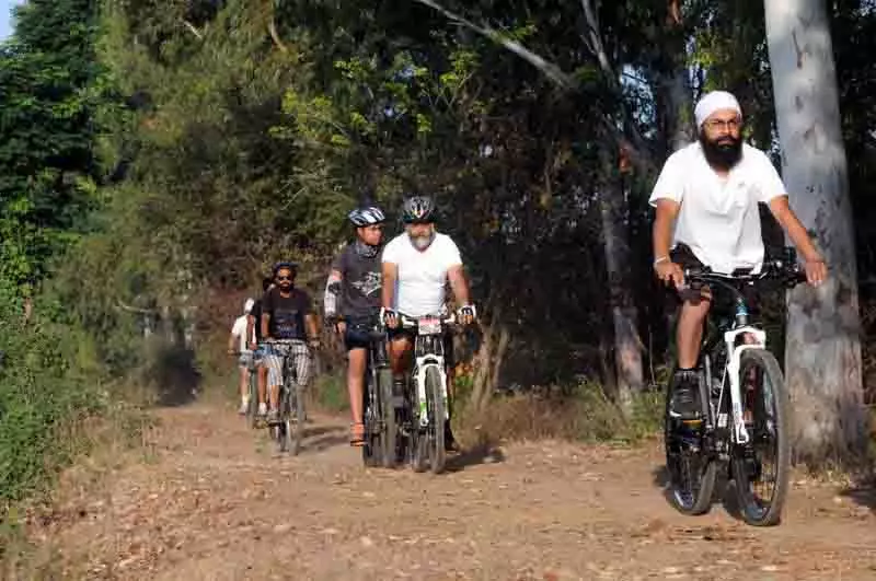 Ludhiana: साइकिल चलाना कई लोगों के लिए दैनिक फिटनेस दिनचर्या बन गया Ludhiana: साइकिल चलाना कई लोगों के लिए दैनिक फिटनेस दिनचर्या बन गया
