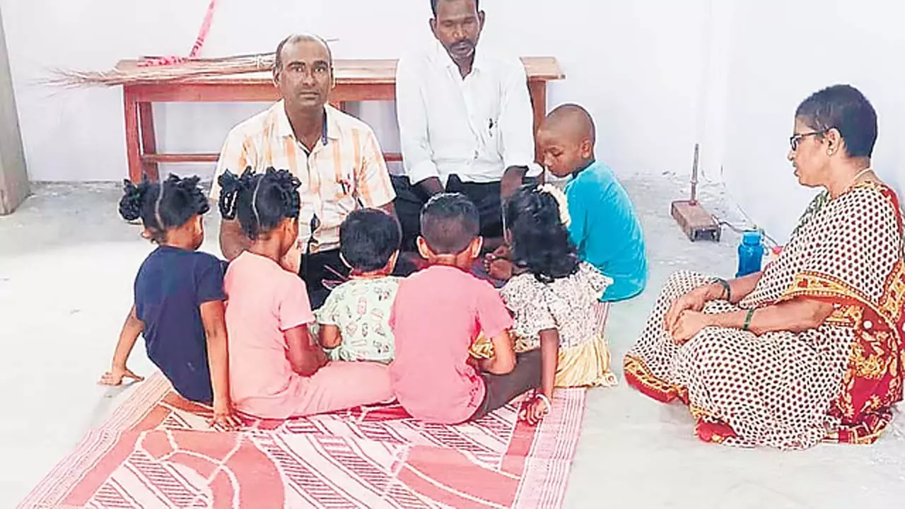 खम्मम के गौंडलापलेम गांव में स्कूल में एक अंतराल और भूखे बच्चे खम्मम के गौंडलापलेम गांव में स्कूल में एक अंतराल और भूखे बच्चे
