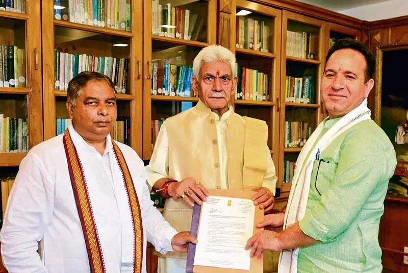 Jammu में नायब तहसीलदार के चयन के लिए उर्दू परीक्षा को लेकर अभ्यर्थी और राजनीतिक दल नाराज Jammu में नायब तहसीलदार के चयन के लिए उर्दू परीक्षा को लेकर अभ्यर्थी और राजनीतिक दल नाराज