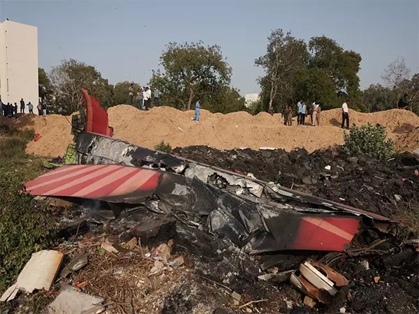 AI-171 दुर्घटना: इमारत की छत से ब्लैक बॉक्स बरामद AI-171 दुर्घटना: इमारत की छत से ब्लैक बॉक्स बरामद