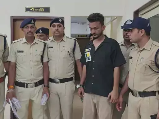 BREAKING: बुलेट से ड्रग्स की तस्करी, शातिर तस्कर गिरफ्तार BREAKING: बुलेट से ड्रग्स की तस्करी, शातिर तस्कर गिरफ्तार