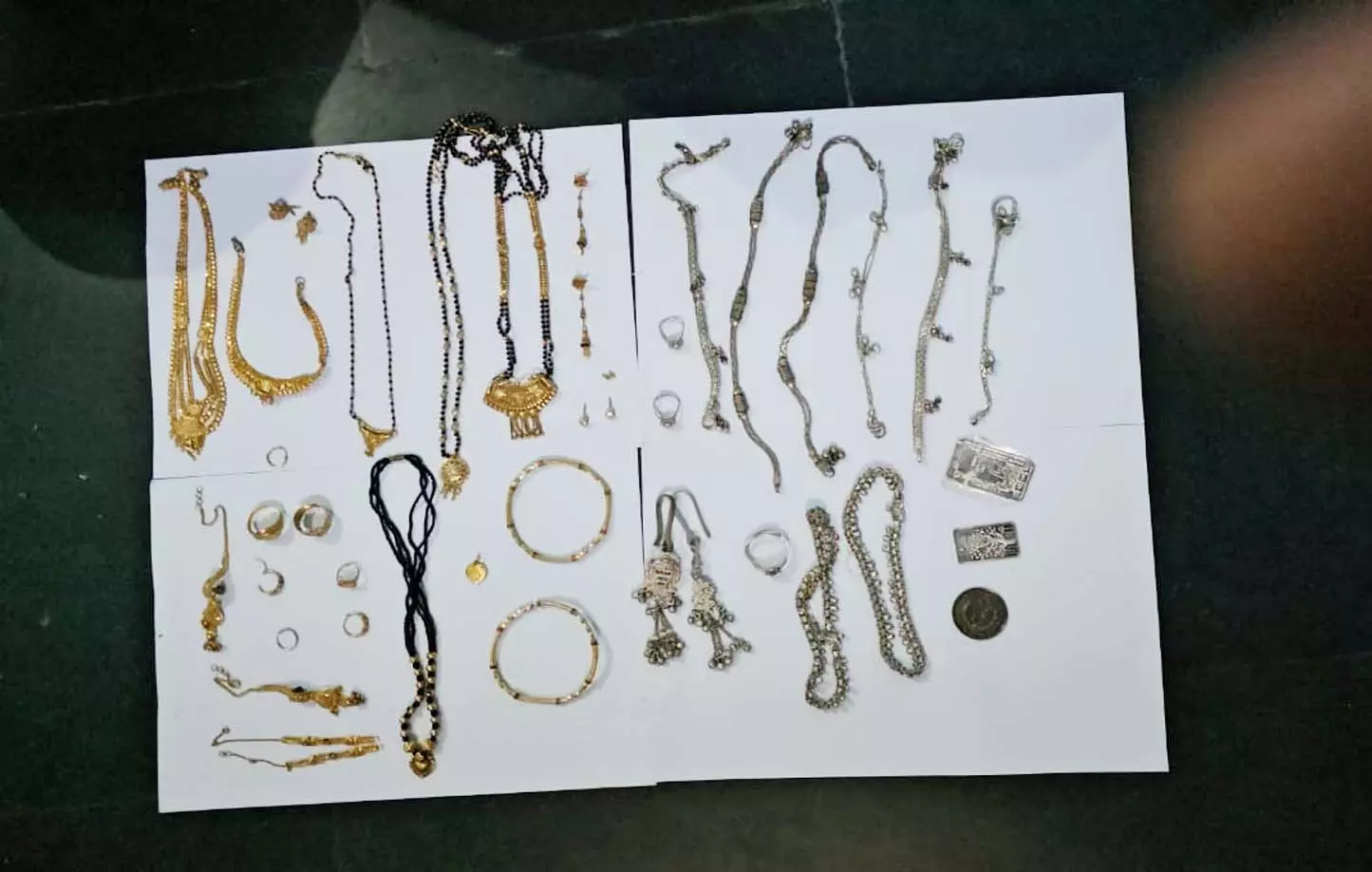 सूने मकान का ताला तोड़कर की गई लाखों की चोरी, चंद घंटों में नाबालिग चोर गिरफ्तार सूने मकान का ताला तोड़कर की गई लाखों की चोरी, चंद घंटों में नाबालिग चोर गिरफ्तार